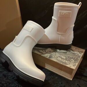 UGG white